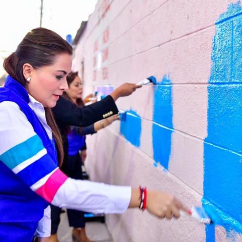 Tere Jiménez pintando casa