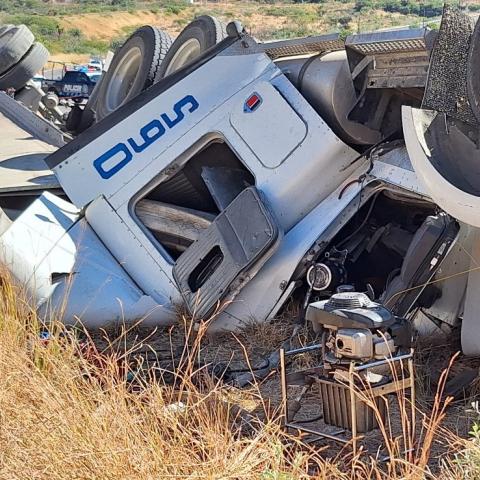 Por el exceso de velocidad y la carga no alcanzó a controlar el trailer en una curva y quedó aplastado por su propia unidad