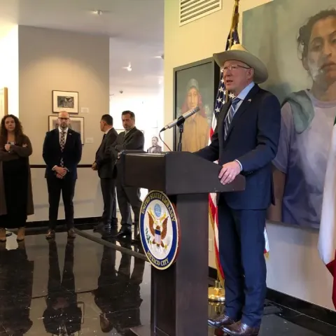 Ken Salazar en conferencia de prensa