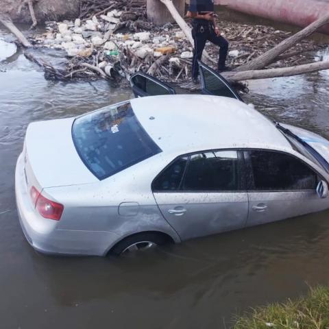 Se desconoce qué la pasó al conductor o cómo terminó el auto en esa zona