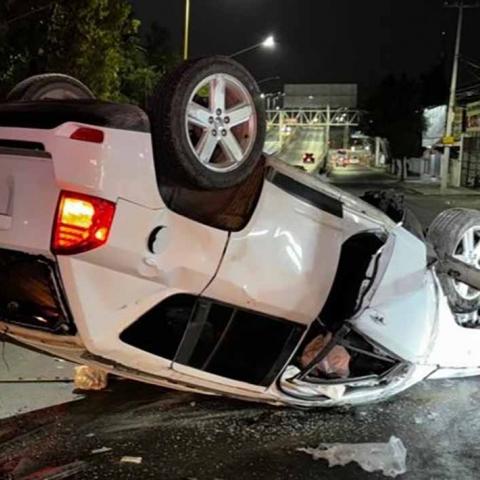 Su “amigo” también lesionado, asegura que ella iba conduciendo 