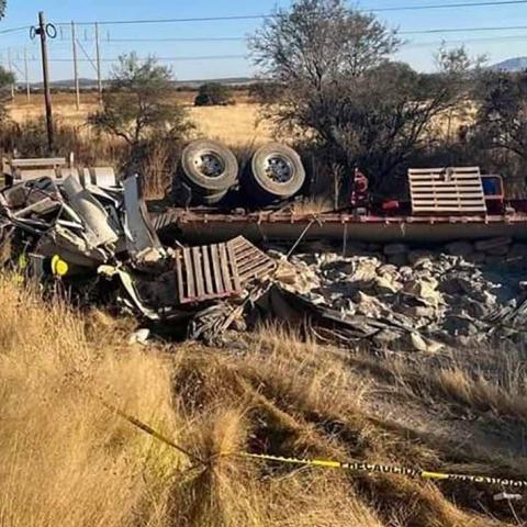 Salió de Aguascalientes cargado con 40 toneladas de cemento y volcó en territorio de Zacatecas