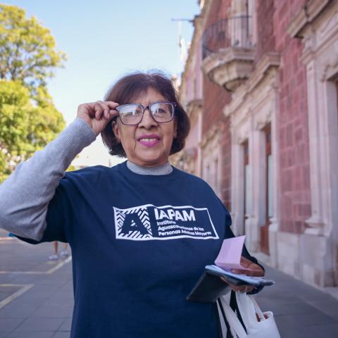 Adulta mayor con lentes 