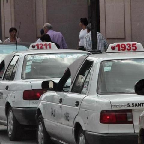 Baja el interés por trabajar como taxista en Aguascalientes, reconoce gremio