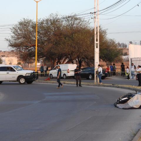 Motociclista pierde la vida, tras impactarse contra un poste.