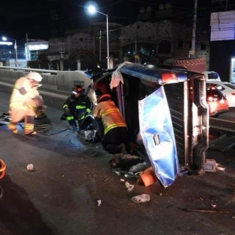 Conductor vuelca su camioneta, tras impactarse contra un muro.