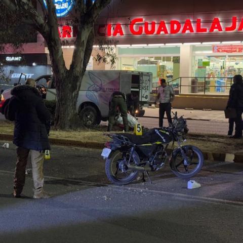 Murió tras impactar su moto contra un árbol.