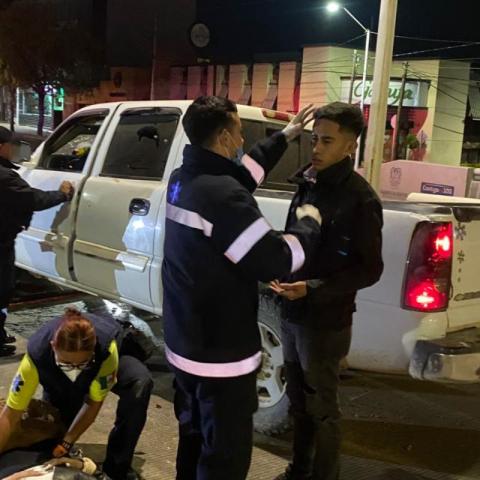 Camioneta se impacta contra un señalamiento tipo bandera.