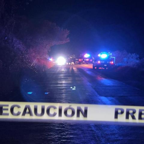 Fuerte accidente, dos vehículos y una patrulla.