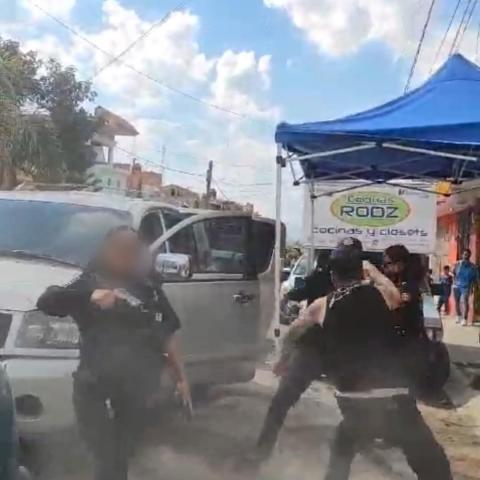 Policía en riña