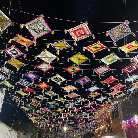 Vecinos en El Llanito adornan la calle con más de 3,000 Ojos de Dios