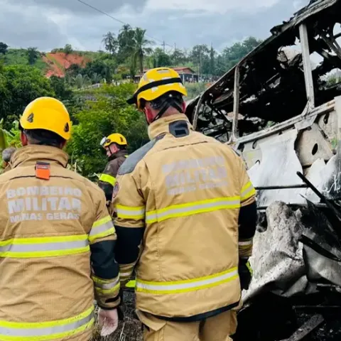 Bomberos del Ejército inspecionan el autobús calcinado tras apagar las llamas.