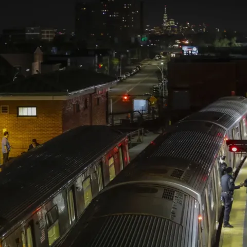 Mujer muere envuelta en llamas en el metro de Nueva York; detienen a sospechoso