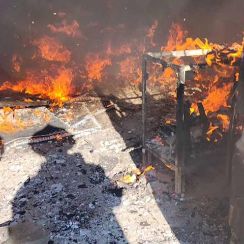 El fuego provocado por una veladora en un altar, acabó con todas sus pertenencias