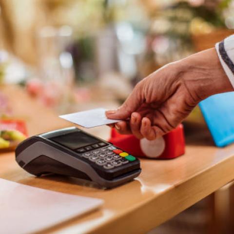 Permanecer alerta por fraudes con tarjetas y tecnología contactless, recomienda Condusef