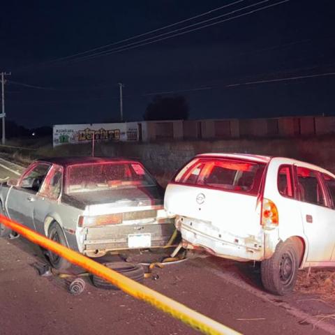 Un veloz auto impactó un vehículo y lo proyectó contra otro que estaba descompuesto; en medio estaba la víctima