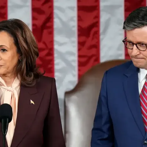 La vicepresidenta de Estados Unidos, Kamala Harris, y el presidente de la Cámara de Representantes, Mike Johnson.