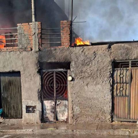 Versiones extra oficiales aseguran que un artefacto hecho a base de pólvora cayó en la casa y comenzó el incendio