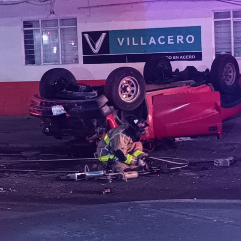 Cae una camioneta del puente vehicular que libra las vías del tren de Av Convención.