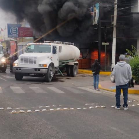  voraz incendio acabó con una bodega en el municipio de Villa Hidalgo, Jalisco.