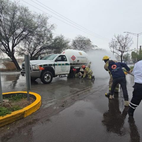 Accidente entre una pipa de gas L.P. y un camión urbano, provocó una fuga de gas en JM