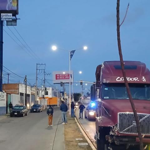 Camionero intentó darse a la fuga tras impactar a tres vehículos y dejó varias personas lesionadas.