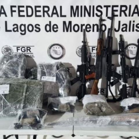 La FGR asegura armas, vehículos y droga en una casa de Lagos de Moreno.