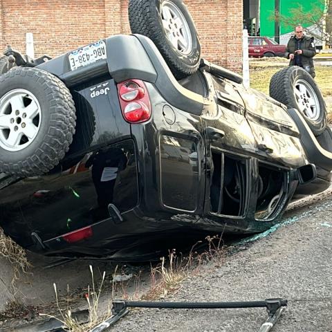 Camioneta Jeep se vuelca completamente tras sufrir un choque