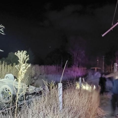 Partió en dos un poste de concreto de la CFE antes de abandonar la carretera que conduce a Palo Alto en el Llano