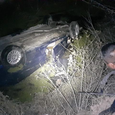 El conductor circulaba a exceso de velocidad y su auto terminó con las llantas al cielo en el fondo de un desnivel