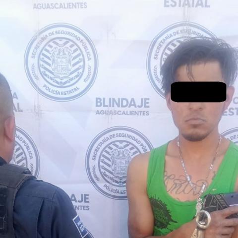 Detienen a sujeto señalado por robo, con una réplica de un arma de fuego y droga.