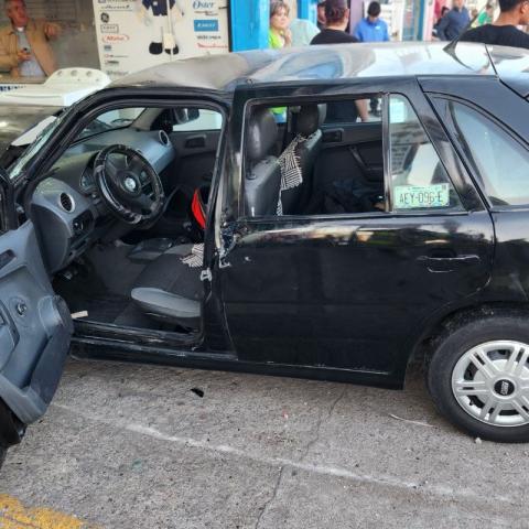 Un hombre atrapado y una mujer herida tras fuerte choque en la colonia España