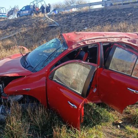 Un adulto mayor salió expulsado y el auto le cayó encima. Falleció cuando era atendido en el hospital