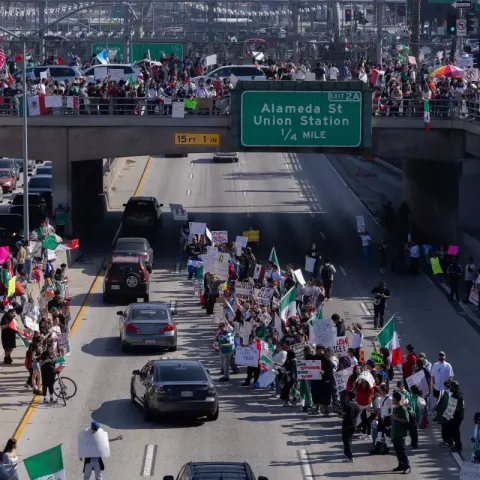 Mexicanos protestan en el centro de Los Ángeles contra deportaciones masivas