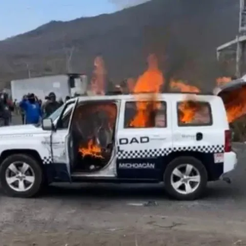 Incendian patrullas y bloquean carretera por desaparición de dos indígenas en Michoacán