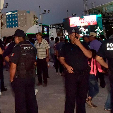 Policías en la FNSM 