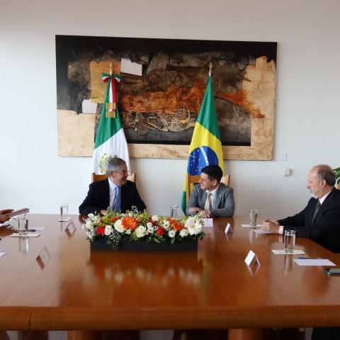 Canciller con personal de Embraer