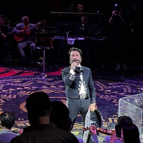 Alejandro Fernández celebra su cumpleaños 54 en el Palenque de la FNSM 2025