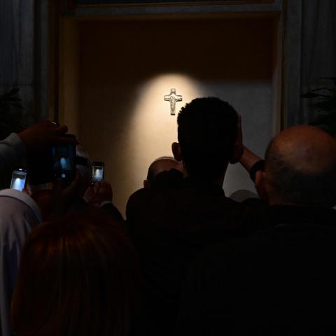 Miles visitan este domingo la tumba del Papa Francisco