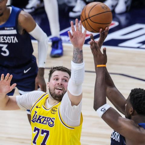 LAKERS VS WOLVES GAME 3