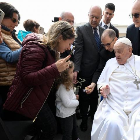 Papa Francisco reaparece y participa en misa de Domingo de Ramos