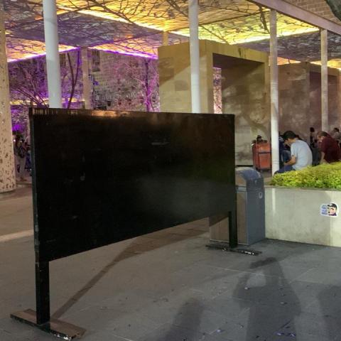 Colocan mamparas para las fichas de desaparecidos en el perímetro ferial