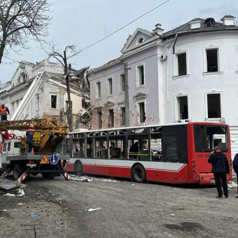 Ataque ruso en ciudad ucraniana deja 30 muertos