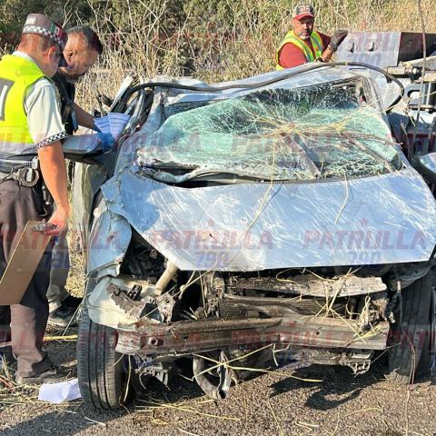 El joven chocó contra la pared de tierra de un cerro y en las volteretas salió expulsado de su auto