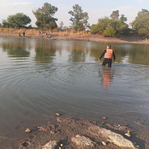 Se metió a nadar, se sumergió y ya no salió a flote, por lo que sus amigos llamaron a los números de emergencia