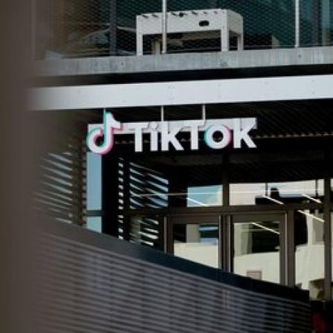 Multa a TikTok por albergar datos de europeos en China