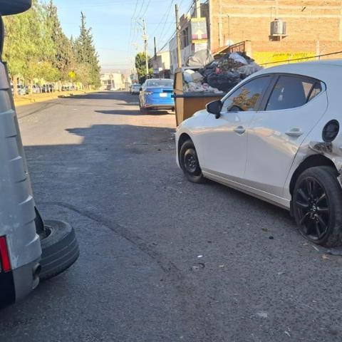 Tras el impacto con el segundo auto, la camioneta volcó sin que la conductora sufriera lesiones
