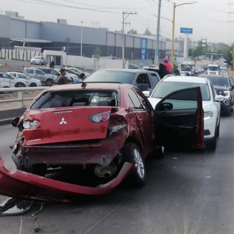 Terminó en los carriles contrarios de circulación tras brincar el camellón central