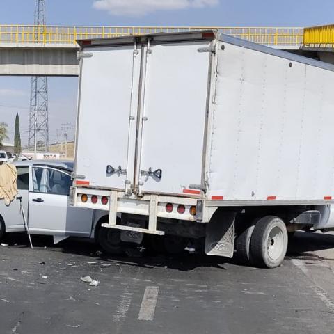 El conductor del auto en el que viajaba se estrelló contra una camioneta que llevaba preferencia de paso