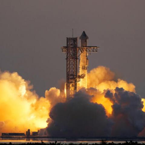 SpaceX lanza megacohete pero se rompe y cae al Océano Índico